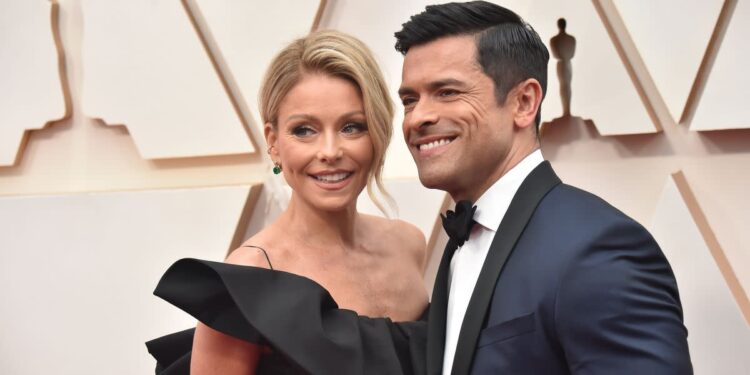 Kelly Ripa Passed Out During Sex With Mark Consuelos, She Says In New ...